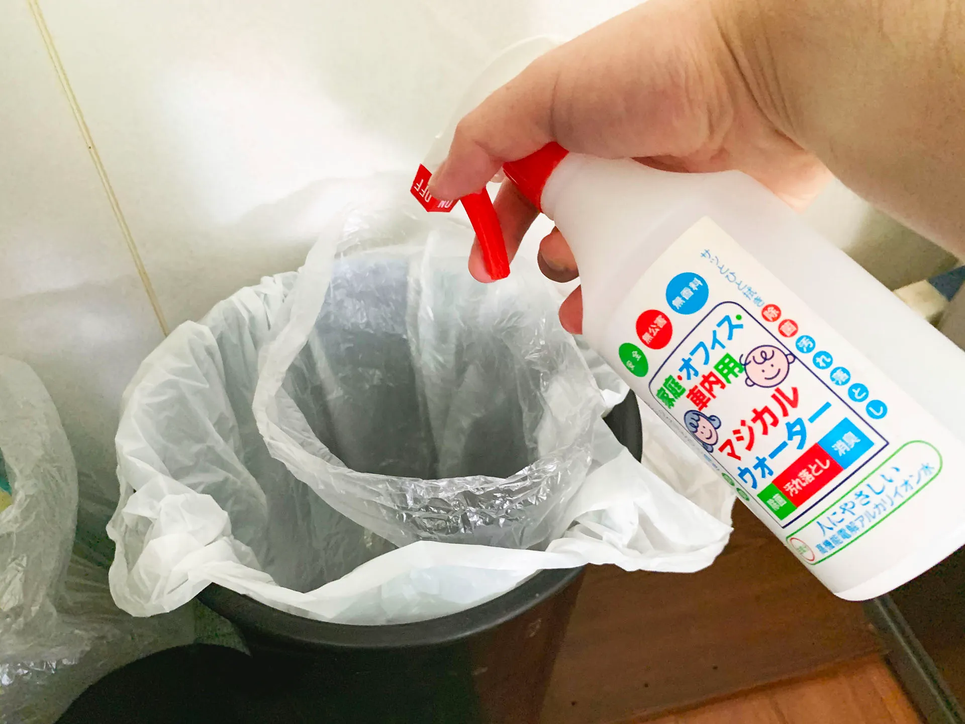 ゴミ箱の消臭にはエコスーパークリーナー／マジカルウォーター