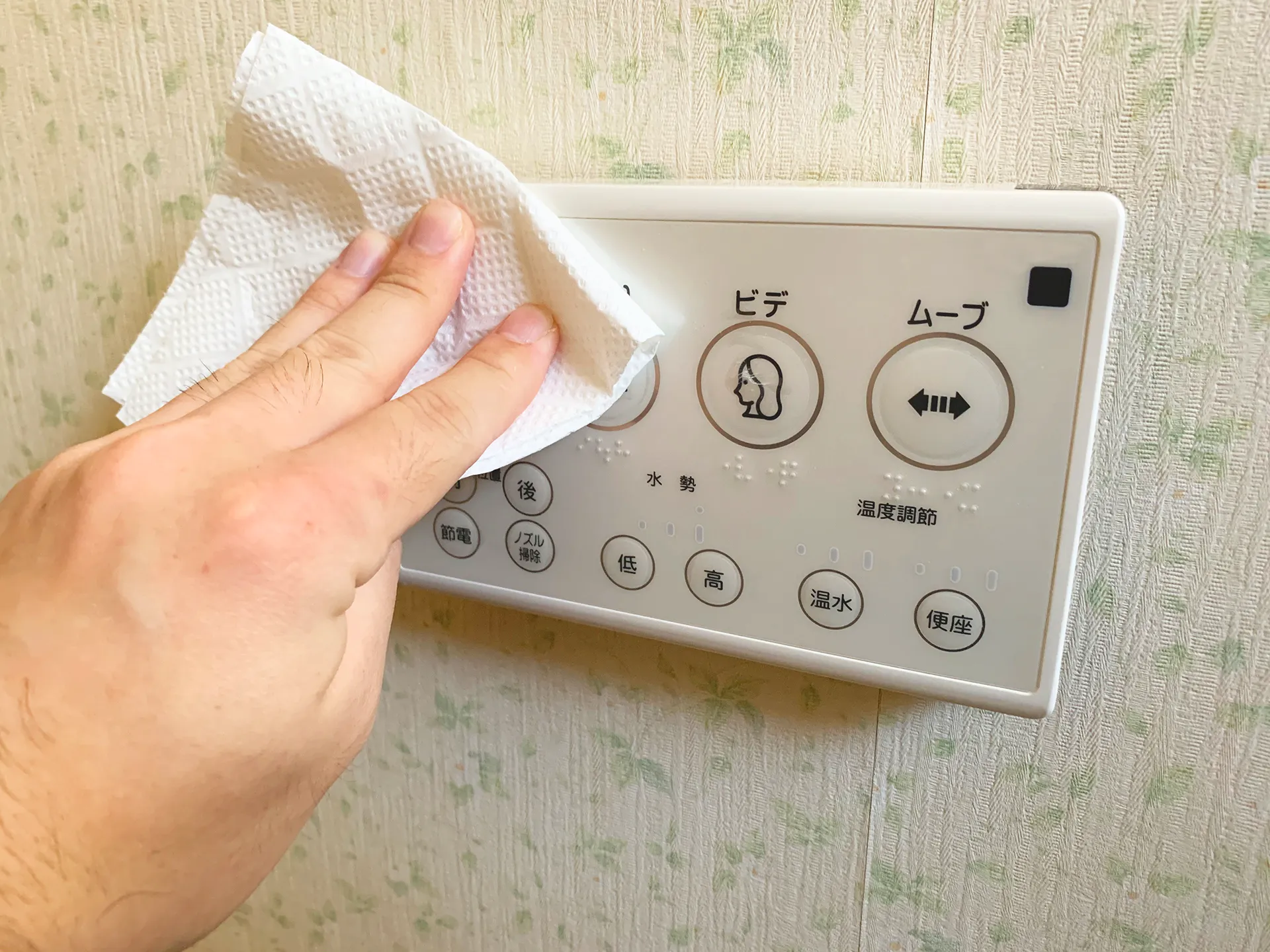 人がよく触れるトイレのコントロールパネルもエコスーパークリーナー／マジカルウォーターで除菌！