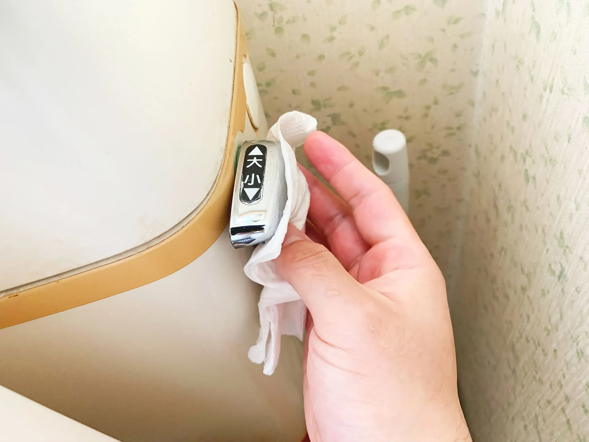 人がよく触れるトイレの水を流すレバーもエコスーパークリーナー／マジカルウォーターで除菌！